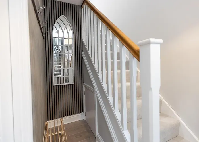 New, Modern 4 Bed, 3 Bath House ,Free Parking