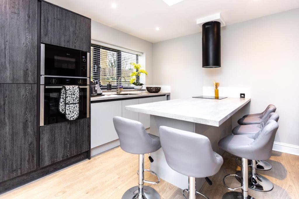 New, Modern 4 Bed, 3 Bath House ,free Parking Holiday home *