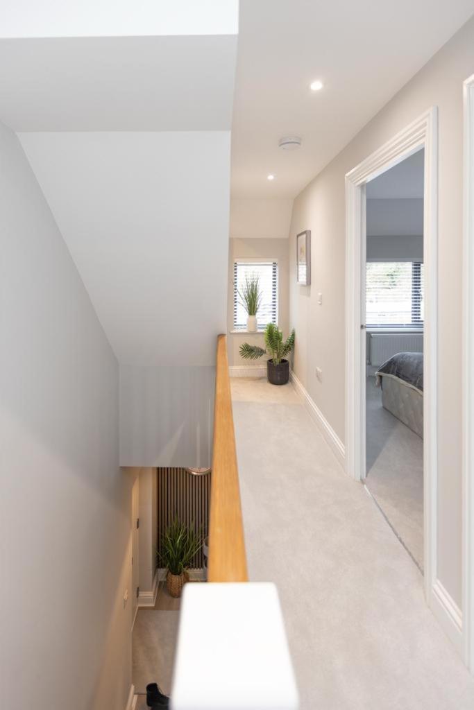 New, Modern 4 Bed, 3 Bath House ,free Parking *
