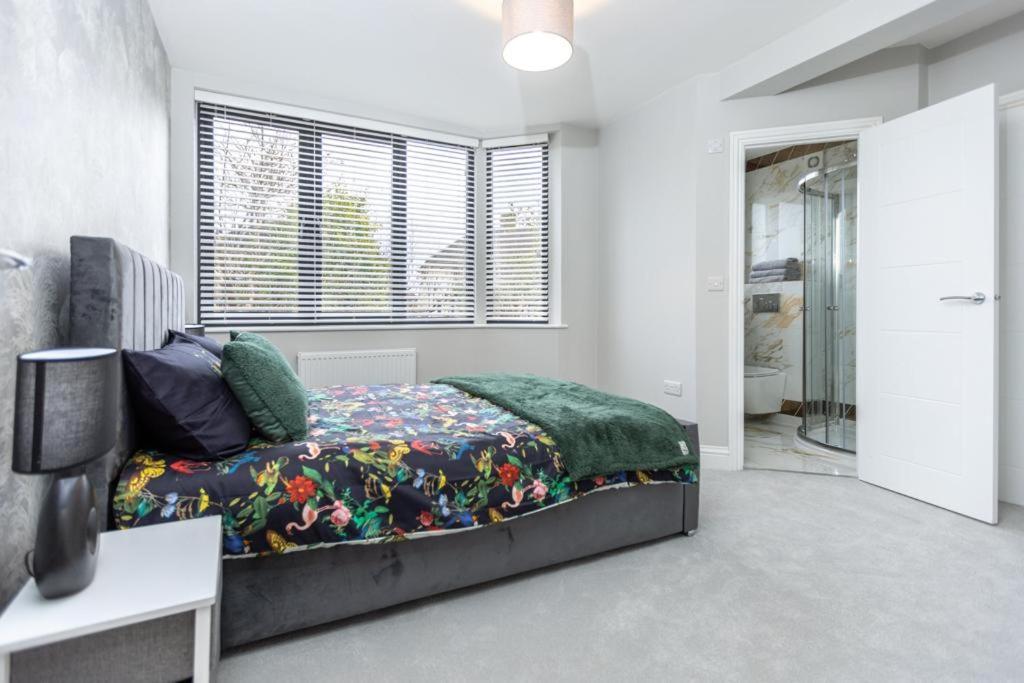 New, Modern 4 Bed, 3 Bath House ,free Parking *
