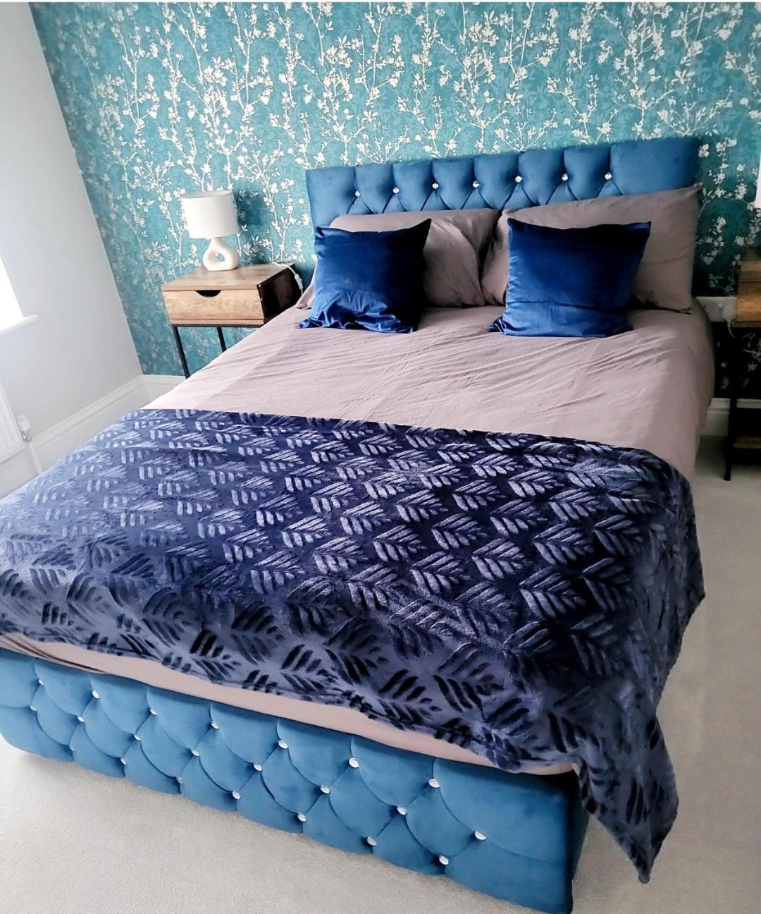 Holiday home New, Modern 4 Bed, 3 Bath House ,free Parking *
